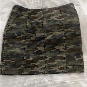 FREE PEOPLE - Camo green denim mini skirt
